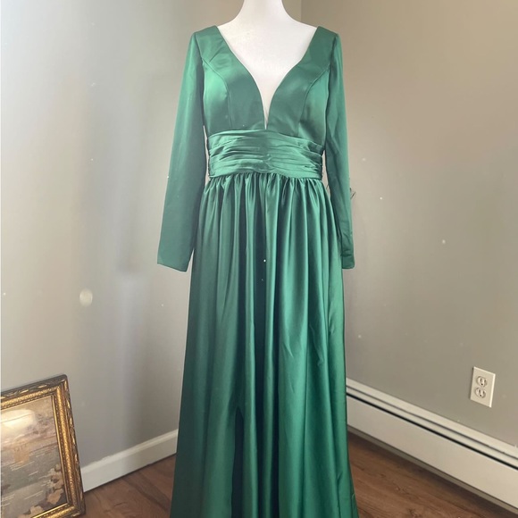 Green Long Sleeved Satin Gown, perfect for an engagement dress! BRAND NEW ****** - Picture 4 of 8